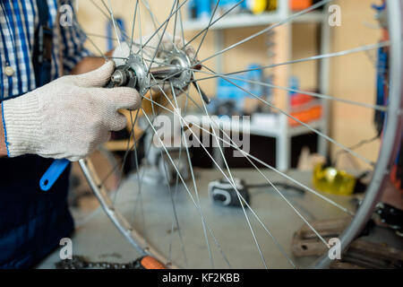 La réparation de roue de bicyclette Banque D'Images