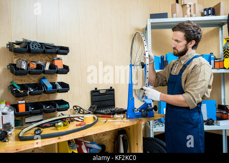 Concentré réparateur barbu sur le travail Banque D'Images