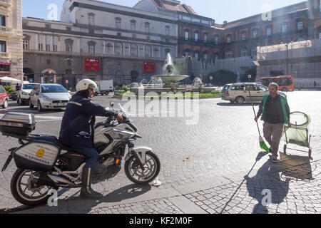 Policier sur une moto et roadsweeper dans la Pizza e Trento Trieste, Naples, Italie Banque D'Images