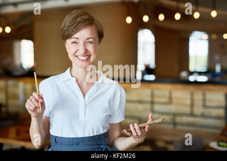 Portrait of smiling jolie serveuse Banque D'Images