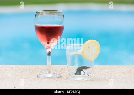 Verre de vin et d'eau dans la piscine Banque D'Images