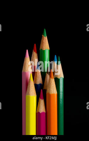 Crayons de couleur sur noir isolé Banque D'Images