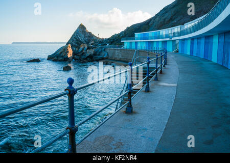 Une rangée de cabines colorées, meadfoot à Torquay, Devon uk Banque D'Images