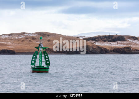 Encadré vert avec bouée Bouée conique. Un équipement de navigation de Reykjavik, Islande Banque D'Images