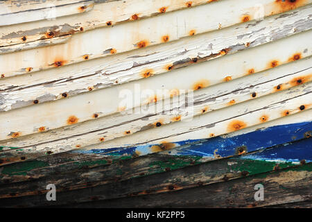 Peinture pelée sur la rouille patiné des planches sur le côté de la coque de bateau bateau Banque D'Images