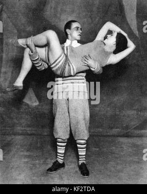 Bronislava Nijinska & Anton Dolin comme le champion de tennis et le champion de natation dans le Train bleu. Inspiré par train express de luxe du même nom, ce ballet a été créé par Serge Diaghilev, avec une histoire de Jean Cocteau, musique de Darius Milhaud, costumes par Coco Chanel et un rideau peint par Pablo Picasso. Créée le 20 juin 1924, au Théâtre des Champs-Élysées, Paris ANNONCE : Sydney Francis Patrick Healey-Kay Français, danseuse de ballet, 27 juillet, 1904 - 25 novembre, 1983. BN : Fédération de ballerine et chorégraphe, 8 janvier, 1891 - 22 Février, 1972. Banque D'Images