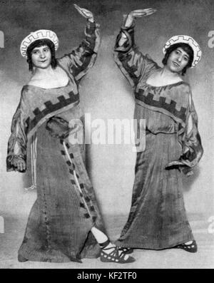 Deux femmes posant, de l'opéra ' Penelope ' par Gabriel Fauré. Performance au Théâtre des Champs Elysées, Paris, 1913. Photo par Gerschel. GF : compositeur français, 12 mai 1845 - 4 novembre 1924. Banque D'Images