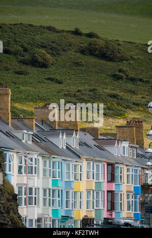 Une rangée de maisons colorées sur le front de mer à Aberystwyth , Ceredigion, pays de Galles Royaume-Uni Banque D'Images