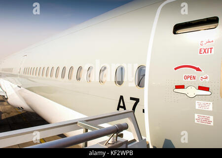 Le fuselage d'un avion Boeing Qatar sur le tarmac de l'Aéroport International Hamad. Banque D'Images