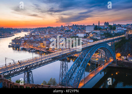 Porto river paysage urbain, vue sur les toits de la ville de Porto au crépuscule avec le Ponte Dom Luis I bridge au premier plan, le Portugal, l'Europe Banque D'Images