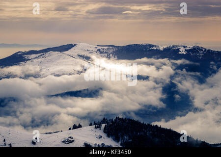 La formation de nuages spectaculaires dans la vallée d'schneidenbach. prises de la hohneck sur une belle journée d'hiver froid avec beaucoup de neige. Banque D'Images