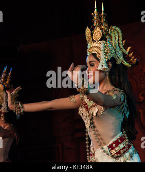 Danse culturel khmer effectué par la fondation des arts vivant au Cambodge Banque D'Images