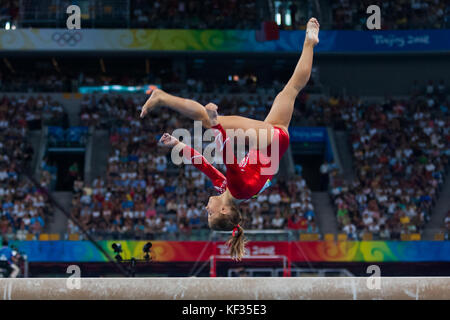 Shawn Johnson (USA) en compétition à la poutre dans l'équipe féminine à l'événement des jeux olympiques d'été de 2008, Pékin, Chine Banque D'Images