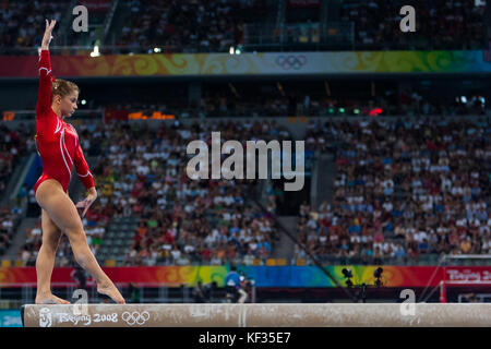 Shawn Johnson (USA) en compétition à la poutre dans l'équipe féminine à l'événement des jeux olympiques d'été de 2008, Pékin, Chine Banque D'Images