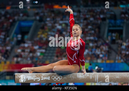 Shawn Johnson (USA) en compétition à la poutre dans l'équipe féminine à l'événement des jeux olympiques d'été de 2008, Pékin, Chine Banque D'Images