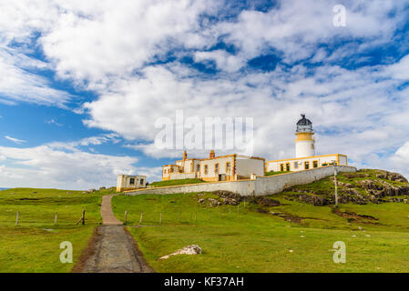 Vue sur le phare de neist point sur la plus occidentale de l'île de Skye, en Ecosse. Banque D'Images