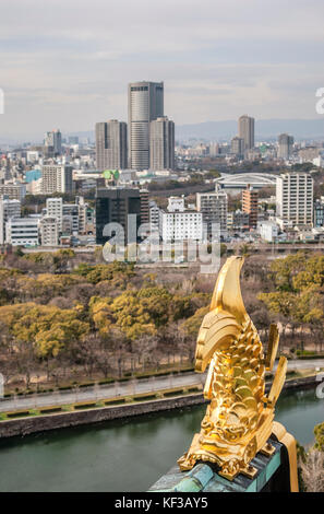 Un shachihoko ou shachi sur le toit du château d'Osaka, Japon, un animal dans le folklore japonais avec la tête d'un tigre et le corps de la carpe Banque D'Images