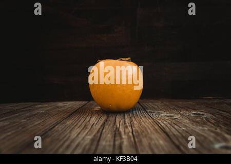 Delicious fresh fruit kaki sur une planche en bois Banque D'Images