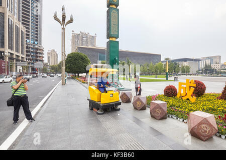 Chengdu, Chine - 29 septembre 2017 : l'homme prend des photos d'une balayeuse et une agente de parler à l'Tianfu Square. Banque D'Images