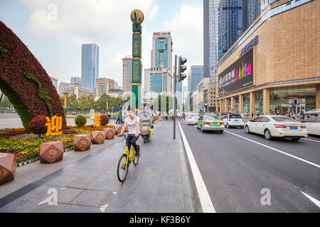 Chengdu, Chine - 29 septembre 2017 : Busy street dans le centre-ville de Chengdu, l'une des trois villes les plus peuplées de l'ouest de la Chine. Banque D'Images