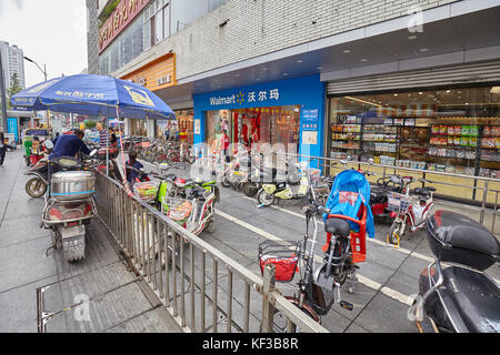 Chengdu, Chine - 29 septembre 2017 : l'entrée du magasin Walmart. Banque D'Images