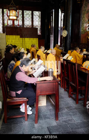 Chengdu, Chine - 29 septembre 2017 : Les bouddhistes au monastère de Wenshu, le mieux conservé au temple bouddhiste de Chengdu. Banque D'Images