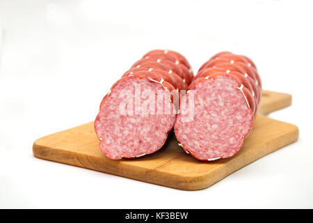 Bouillie et saucisse fumée coupée en deux morceaux sur fond blanc Banque D'Images