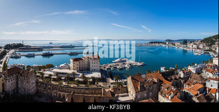 Panorama exceptionnel (composé de plusieurs images cousues ensemble) capturés à partir du haut de la tour de la cloche de la cathédrale saint Domnius split sur une aut Banque D'Images