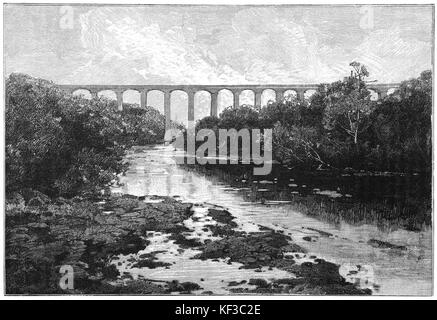 1890 : Le pont-canal de Pontcysyllte est une voie d'aqueduc qui porte le canal de Llangollen sur la rivière Dee, dans le nord-est du pays de Galles. La 18-pierre voûtée et structure en fonte, a pris dix ans à construire, a été achevée en 1805. Il est maintenant le plus vieux et le plus long pont-canal navigable en Grande-Bretagne et le plus élevé au monde. Denbighshire, Nord du Pays de Galles. Banque D'Images