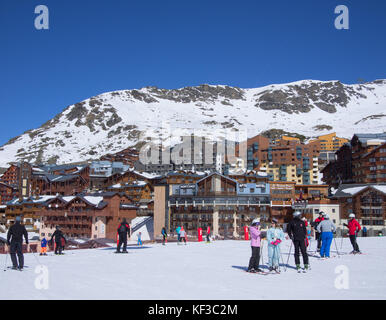 Val Thorens, France   18 mars 2017 : personnes sur les pistes de ski au centre du village de montagne par un ciel bleu Banque D'Images