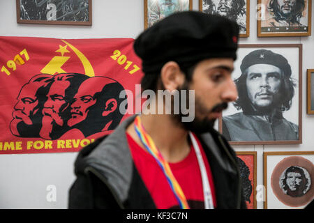 Jeune homme sur l'arrière-plan d'un portrait du révolutionnaire Ernesto "Che" Guevara au cours de la 2017 Festival mondial de la jeunesse et des étudiants à Sotchi, Russie Banque D'Images