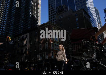 Femme crossing street à New York City Banque D'Images