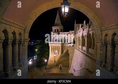 Couple de cour du Bastion des Pêcheurs la nuit Quartier du Château de Buda Budapest Hongrie supérieure Banque D'Images