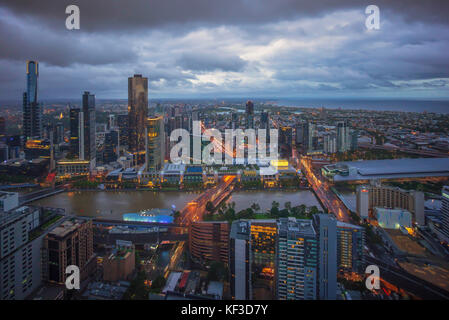 Une vue aérienne de la ville y compris la rivière Yarra Melbourne et Victoria Harbour dans la distance pendant le coucher du soleil avec de beaux rayons du soleil éclatant à travers Banque D'Images