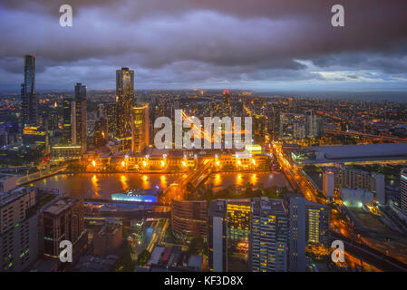 Une vue aérienne de la ville y compris la rivière Yarra Melbourne et Victoria Harbour dans la distance pendant le coucher du soleil avec de beaux rayons du soleil éclatant à travers Banque D'Images