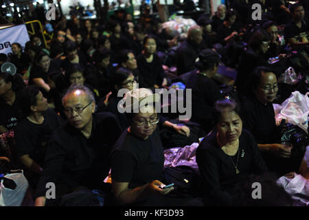 Bangkok, Thaïlande. 24 Oct, 2017. Malgré les fortes pluies du mardi soir. Les gens commencent à faire la queue et dormir dans shop des portes et dans les rues la nuit pour assister à la fin de la Thaïlande le Roi Bhumibol Adulyadej et la crémation de la cérémonie funèbre au Palais Royal. Credit : Panupong Changchai/Pacific Press/Alamy Live News Banque D'Images