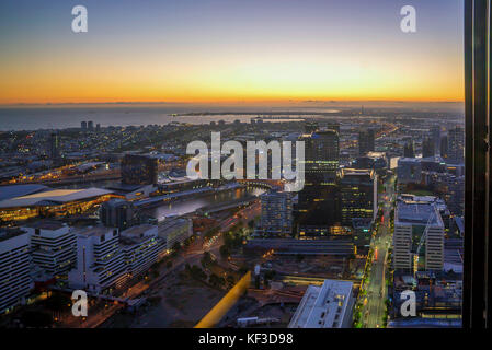 Une vue aérienne de la ville y compris la rivière Yarra Melbourne et Victoria Harbour dans la distance pendant le coucher du soleil avec de beaux rayons du soleil éclatant à travers Banque D'Images