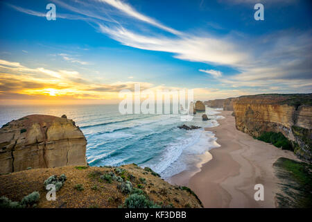 Ciel coucher de soleil spectaculaire à formation rocheuse unique le long d'une côte. Les douze apôtres, Great Ocean Road, Victoria, Australie Banque D'Images