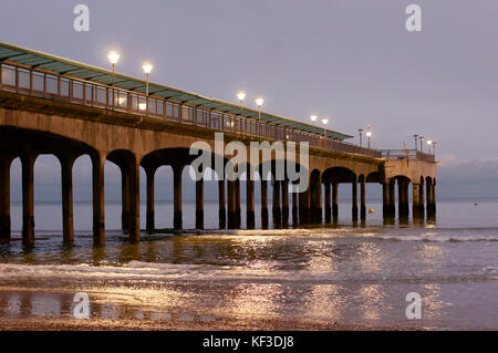 Boscombe pier à Bournemouth au crépuscule Banque D'Images