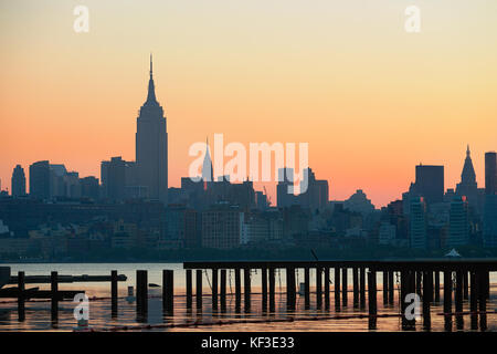 New York Skyline vue sur la rivière Hudson à bas, New York, USA Banque D'Images