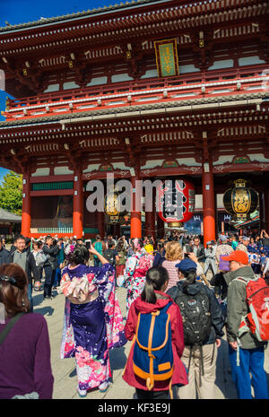 Les touristes affluent au kimono portant le temple Senso-ji à Asakusa festivals pendant l'automne dans le district de Tokyo Banque D'Images