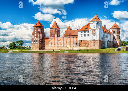Bélarus : le château de Mir dans l'été Banque D'Images