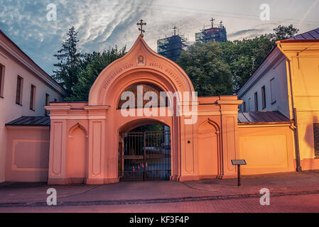 Vilnius, Lituanie : la porte de l'église orthodoxe russe de l'Esprit Saint Banque D'Images