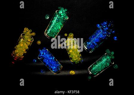 L'art de rebondir et d'équilibrer. Des verres remplis de balles souples sont disposés pour créer une image de motivation colorée. Banque D'Images