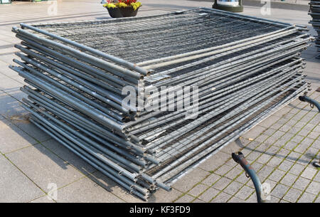 Une pile d'éléments de clôture en acier modulaire en acier galvanisé grille. street jour d'automne ensoleillé en plein air shot Banque D'Images