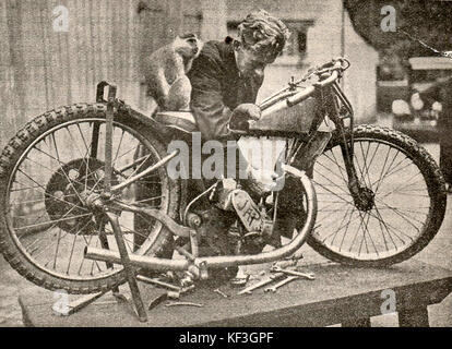 1932 Dirt Track Racing UK - Décapage d'une moto japonaise avec un singe assis sur le siège du pilote Banque D'Images