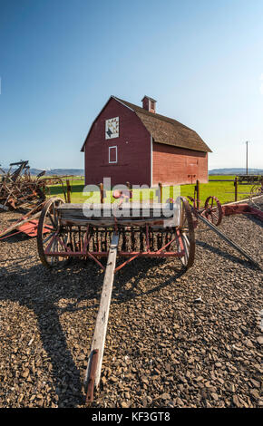 Semoir à grains, fin du XIXe siècle, Red Barn Behind, à la ferme pionnière, Olmstead Place State Park à Ellensburg, Washington, États-Unis Banque D'Images