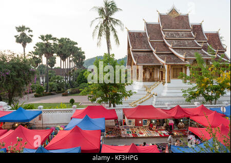 Marché de nuit de Luang Prabang, site touristique très populaire pour des souvenirs et des produits artisanaux situé sur Main Street dans la ville de Luang Prabang Banque D'Images