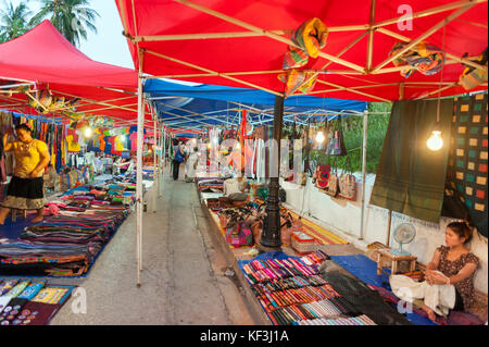 Marché nocturne de Luang Prabang, lieu touristique populaire pour les souvenirs et les produits artisanaux situé sur la rue principale de la ville de Luang Prabang Banque D'Images