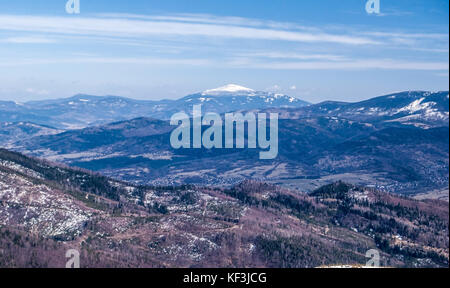 Vue de Babia Gora Hill et le plus bas dans les collines autour de montagnes beskides zywiec barania gora hill dans les montagnes de Silésie en Pologne au cours de la fin de l'nice w Banque D'Images